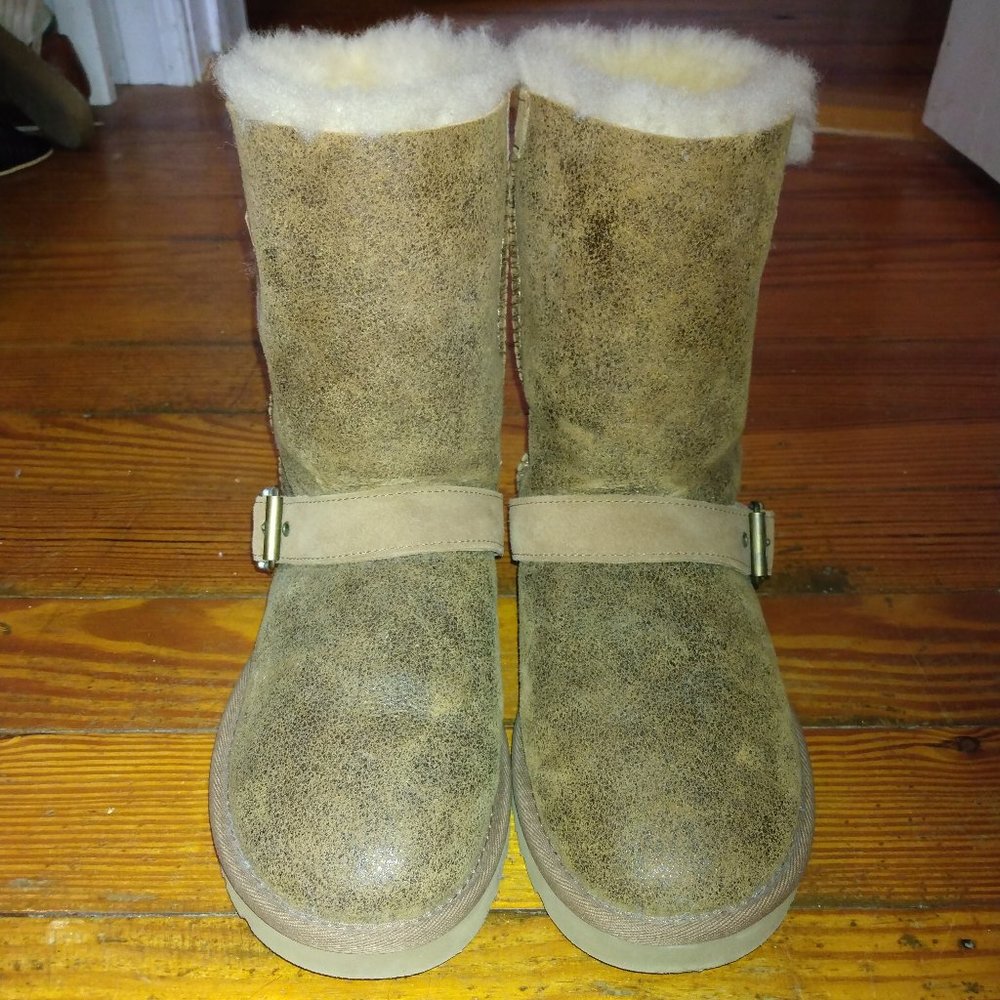 UGG Dylyn Boot - Like New - Picture 9 of 9